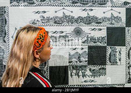 Lonodn, Großbritannien. Februar 2020. Odyssy in Quilting, 2019, von Ai Weiwei - Fine Cell Work - Human Touch, eine Zusammenarbeit zeitgenössischer Künstler und Stitcher, die in Gefängnissen arbeiten, die von dieser führenden Wohltätigkeitsorganisation und Sozialeinrichtung trainiert wird. Die Arbeit mit der Erzählung jedes Künstlers und mit seinen genauen Anweisungen haben hochqualifizierte Gefangene, die in ganz Großbritannien ansässig sind, die einzigartigen Werke zusammengefügt - die alle vom 26. Februar bis zum 3. März 2020 in Sotheby's Londoner Galerien zu sehen sind und von Feiner Zellarbeit zum Verkauf angeboten werden. Credit: Guy Bell/Alamy Live News Stockfoto