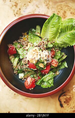 Salat in Schüssel mit grüner Gemüsediät, Schüssel, gesund, Essen, frisch, Salat, Mahlzeit, Erdbeere, Essen, Frühstück, Obst, Beere, Küche, Dessert, Juic Stockfoto