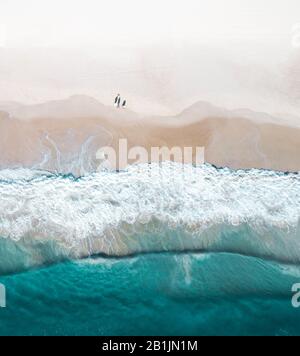 Gold Coast, Australien. Februar 2020. (Anmerkung des Herausgebers: Foto mit einer Drohne gemacht) Menschen gehen am Burleigh Heads Beach an der Gold Coast in Australien. Credit: Sopa Images Limited/Alamy Live News Stockfoto