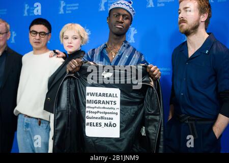 Berlin, Deutschland. Februar 2020. 70. Berlinale, Photocall, Wettbewerb, Berlin Alexanderplatz: Der Regisseur Burhan Qurbani (l-r) und die Schauspieler Jella Haase, Welket Bungue und Albrecht Schuch Die Internationalen Filmfestspiele finden vom 20.02. Bis 01.03.2020 statt. Credit: Gregor Fischer / dpa / Alamy Live News Stockfoto