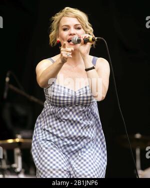 Stock Picture vom August 2008 zeigt Duffy auf dem V Festival in Chelmsford, Essex. Die Grammy-prämierte Sängerin Duffy hat enthüllt, dass sie verdrogen und vergewaltigt wurde, nachdem sie von einem Angreifer gefangen gehalten wurde. Der 35-jährige walisische Star postete auf ihrem verifizierten Instagram-Konto, dass ihre "Genesung Zeit in Anspruch nahm". Die Darstellerin, die 2008 eine britische Nummer-eins-Single Mercy hatte, schrieb an ihre 33.000 Anhänger: "Die Wahrheit ist, und bitte vertrauen Sie mir, dass ich jetzt in Ordnung und sicher bin." "Ich wurde vergewaltigt und über einige Tage hinweg gedrogen und gefangen gehalten", schrieb sie. Duffy, dessen Debüt-Album Rockferry siebenmal Platin erhielt, als es ging Stockfoto