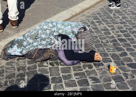 Alte Frau bettelte in einer Straße in Rom, Italien Stockfoto
