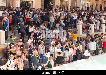 Touristen, die den Trevi-Brunnen in Rom, Italien, 2017 besuchen Stockfoto