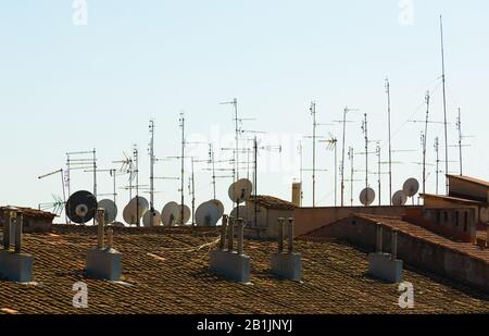 Fernsehempfangsantennen und Satellitenschüsseln auf dem Dach Stockfoto