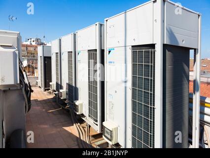 Klimaanlagen auf dem Dach von Daikin Stockfoto