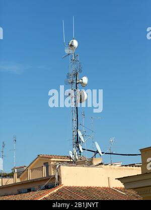 Mikrowellen-Kommunikationsantennen auf dem Dach Stockfoto