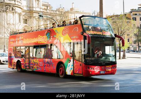 Hop-On-Hop-Off-Tourbus in Rom, Italien Stockfoto