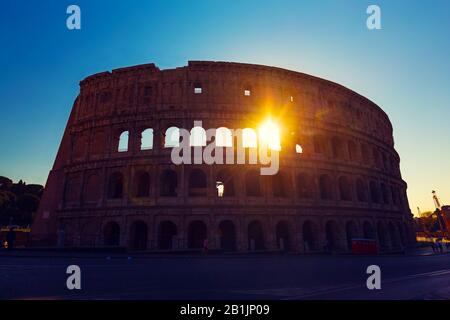 Sonnenuntergang am Kolosseum Exterieur in Rom, Italien Stockfoto