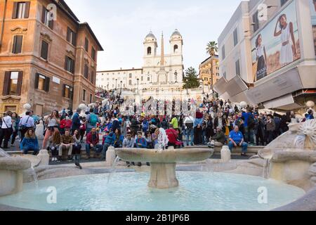 Die Fontana della Barcaccia und die spanischen Schritte in Rom, Italien Stockfoto