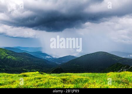 Erstaunliche Regenwolken in den Abendbergen. Schöne Natur der Karpaten. Landschaftsfotografie Stockfoto