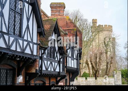 Arundel West Sussex UK - Matravers Street mit der Burg im Hintergrund Stockfoto