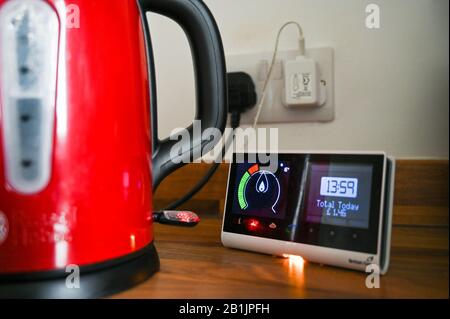 British Gas Smart Meter zur Messung des Energieverbrauchs im Haus neben einem Russell Hobbs Wasserkocher in der Küche Stockfoto