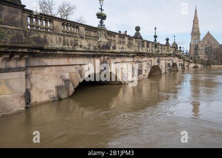 Shrewsbury, Shropshire 25. Februar 2020. Beispiellose Wasserstände am Fluss Severn verursachten schwere Überschwemmungen in ganz Shrewsbury. Stockfoto