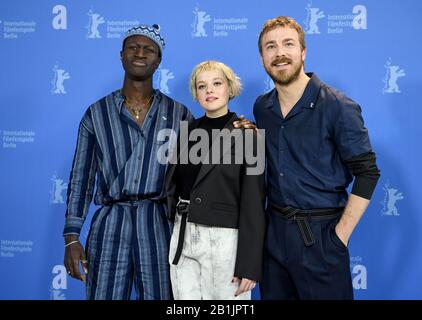 Berlin, Deutschland. Februar 2020. 70. Berlinale, Photocall, Wettbewerb, 'Berlin Alexanderplatz': Welket Bungue, Schauspieler, Jella Haase, Schauspielerin, Albrecht Schuch, Schauspieler. Das Internationale Filmfestival findet vom 20.02. Bis 01.03.2020 statt. Credit: Britta Pedersen / dpa-Zentralbild / dpa / Alamy Live News Stockfoto