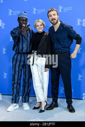 Berlin, Deutschland. Februar 2020. 70. Berlinale, Photocall, Wettbewerb, 'Berlin Alexanderplatz': Welket Bungue, Schauspieler, Jella Haase, Schauspielerin, Albrecht Schuch, Schauspieler. Das Internationale Filmfestival findet vom 20.02. Bis 01.03.2020 statt. Credit: Britta Pedersen / dpa-Zentralbild / dpa / Alamy Live News Stockfoto