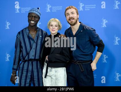 Berlin, Deutschland. Februar 2020. 70. Berlinale, Photocall, Wettbewerb, 'Berlin Alexanderplatz': Welket Bungue, Schauspieler, Jella Haase, Schauspielerin, Albrecht Schuch, Schauspieler. Das Internationale Filmfestival findet vom 20.02. Bis 01.03.2020 statt. Credit: Britta Pedersen / dpa-Zentralbild / dpa / Alamy Live News Stockfoto