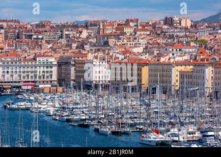 Luftaufnahme des Alten Vieux Port am sonnigen Tag im historischen Stadtzentrum von Marseille, Frankreich Stockfoto