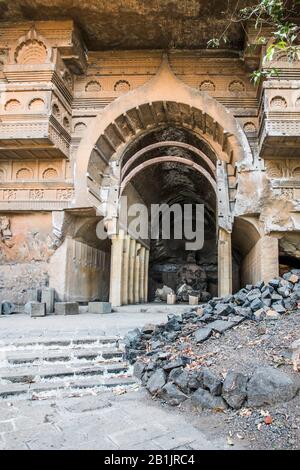 Kondana-Höhlen, Karjat, Maharashtra, Indien : Allgemeine Ansicht der Chaitya-Halle mit zwei originalen Holzsparren, restaurierten Säulen und Stupa an der FA Stockfoto