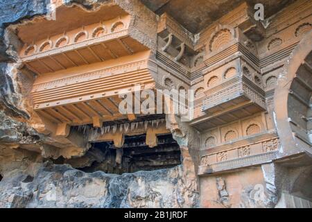 Kondana-Höhlen, Karjat, Maharashtra, Indien: Allgemeine Ansicht des oberen Teils der façade mit Miniatur-Chaitya-Bögen und Geländermuster. Stockfoto