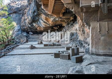 Kondana-Höhlen, Karjat, Maharashtra, Indien: Allgemeiner Blick auf die Höhlen auf dem westlichen Gelände der Haupthalle Der Chaitya. Stockfoto