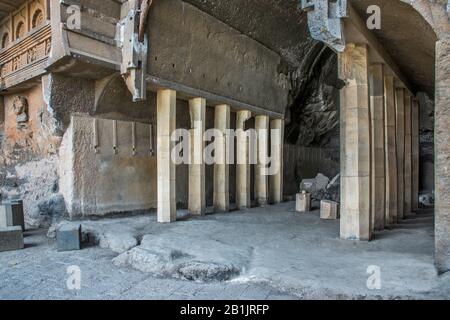 Kondana Caves, Karjat, Maharashtra, Indien: Inneres der Chaitya-Halle mit restaurierten Säulen. Stockfoto