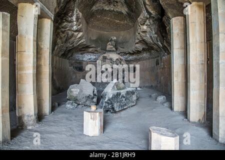 Kondana-Höhlen, Karjat, Maharashtra, Indien: Chaitya-Halle, die das apsidale Ende mit Stupa in verfallenem Zustand zeigt. Stockfoto