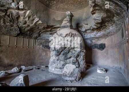 Kondana-Höhlen, Karjat, Maharashtra, Indien: Stupa in baufälligem Zustand und Überreste ursprünglicher Säulen in der Chaitya-Halle. Stockfoto
