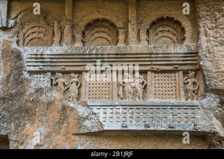 Kondana Caves, Karjat, Maharashtra, Indien: Rechte Seite von façade mit tanzenden Figuren und darüber Miniaturbögen. Stockfoto
