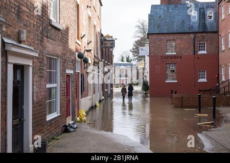 Shrewsbury, Shropshire 25. Februar 2020. Beispiellose Wasserstände am Fluss Severn verursachten schwere Überschwemmungen in ganz Shrewsbury. Stockfoto