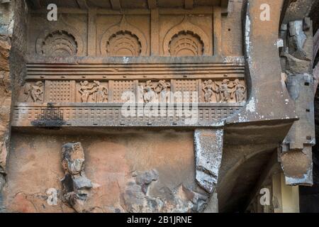 Kondana-Höhlen, Karjat, Maharashtra, Indien: Linke Seite von façade mit tanzenden Figuren, darunter der Wächter Yaksha und die Miniaturbögen oben. Stockfoto