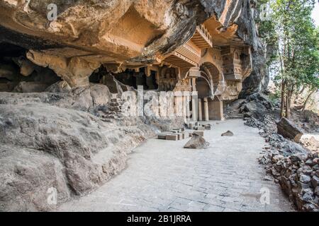 Kondana-Höhlen, Karjat, Maharashtra, Indien: Allgemeine Ansicht, die Viharas und Chaitya am westlichen Ende zeigt Stockfoto