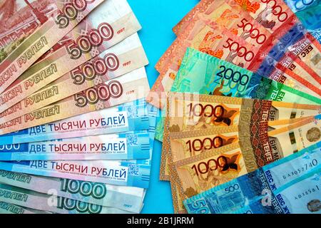 Russische Rubel und kasachische Landeswährung, Draufsicht über gemischte Tenge und Rubel der Banknoten. Tenge und rumelt den Wechselkurs. Stockfoto