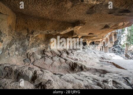 Kondana-Höhlen, Karjat, Maharashtra, Indien: Allgemeine Ansicht der Zellen, die zerbrochene Trennwände zeigen. Stockfoto