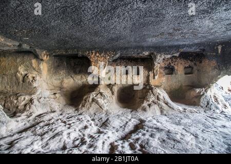 Kondana-Höhlen, Karjat, Maharashtra, Indien: Allgemeine Ansicht der Zellen, die zerbrochene Trennwände und Nischen an der Rückwand zeigen. Stockfoto
