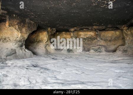 Kondana-Höhlen, Karjat, Maharashtra, Indien: Allgemeine Ansicht einiger Zellen, die zerbrochene Trennwände zeigen. Stockfoto