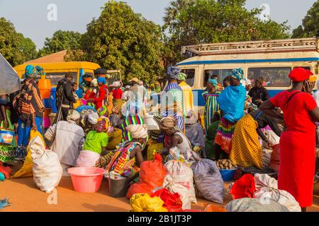 Bissau, Republik Guinea-Bissau - 6. Januar 2020: Straßenlandschaft in der Stadt Bissau mit Menschen auf dem Straßenmarkt, Guinea-Bissau Stockfoto