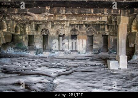 Kondana-Höhlen, Karjat, Maharashtra, Indien: Vordere Wand der Vihara (neben der Chaitya-Halle) mit sechs Zellen mit rockigen Bänken. Stockfoto