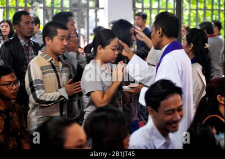 Yogyakarta, Indonesien. Februar 2020. Katholische Anhänger markieren Aschermittwochs während einer Messe in der katholischen Kirche Sankt Antonius.Aschermittwochs ist ein christlicher heiliger Tag für gebeten, Fasten und Buße. Vorausgegangen war Shrove Tuesday und fiel am ersten Tag der Fastenzeit, sechs Wochen Bedauern vor Ostern. Credit: Sopa Images Limited/Alamy Live News Stockfoto