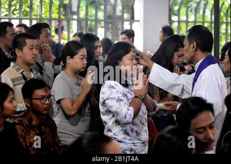 Yogyakarta, Indonesien. Februar 2020. Katholische Anhänger markieren Aschermittwochs während einer Messe in der katholischen Kirche Sankt Antonius.Aschermittwochs ist ein christlicher heiliger Tag für gebeten, Fasten und Buße. Vorausgegangen war Shrove Tuesday und fiel am ersten Tag der Fastenzeit, sechs Wochen Bedauern vor Ostern. Credit: Sopa Images Limited/Alamy Live News Stockfoto