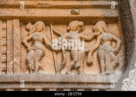 Kondana Caves, Karjat, Maharashtra, Indien: Genauer Blick auf die tanzenden Figuren auf der linken Seite façade der Chaitya-Halle. Stockfoto
