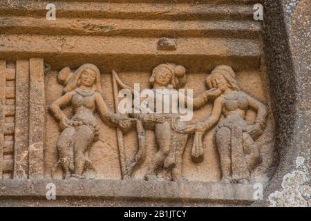 Kondana Caves, Karjat, Maharashtra, Indien: Genauer Blick auf die tanzenden Figuren auf der linken Seite façade der Chaitya-Halle. Stockfoto