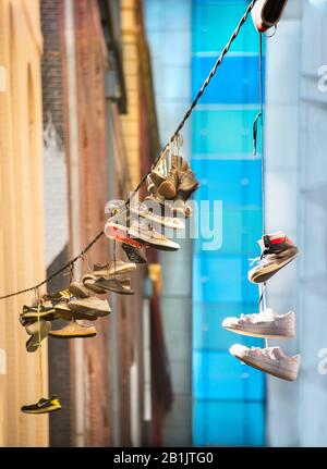 Schuhe hängen an der Stromleitung in der Innenstadt-Rückenstraße Hosier Street, Melbourne Lanes, Melbourne, Victoria, Australien Stockfoto