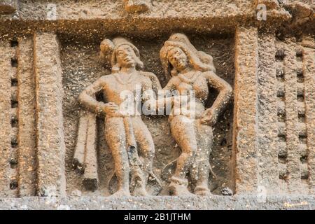 Kondana Caves, Karjat, Maharashtra, Indien: Genauer Blick auf die zentralen Tanzfiguren auf der rechten Seite façade der Chaitya-Halle. Stockfoto