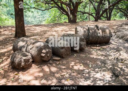 Panhale Kaji oder Panhalakaji Caves, District- Sindhudurg, Maharashtra, Indien: Votive Stupas liegen vor den Höhlen. Stockfoto