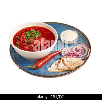 Hausgemachte russische, ukrainische Nationalsuppe, roter Borscht aus Rübe mit Schweinerippen, Nahaufnahme, isoliert auf weißem Hintergrund. Mit Beschneidungspfad. Stockfoto