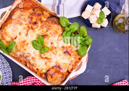 Gesunde Zucchini Lasagna bolognese in einem Backgericht.Oven backte traditionelle italienische Küche mit Mozzarella, Parmesan, Basilikum und Gemüse. Kopierbereich. Oben. Stockfoto