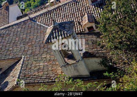 San Marino, San Marino - 19. Oktober 2019: Dachschräge mit gefliestem Kirchturm. Stockfoto