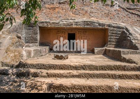 Panhale Kaji oder Panhalakaji Caves, District- Sindhudurg, Maharashtra, Indien: Vorplatz und façade der Höhle Nr. 14. Stockfoto