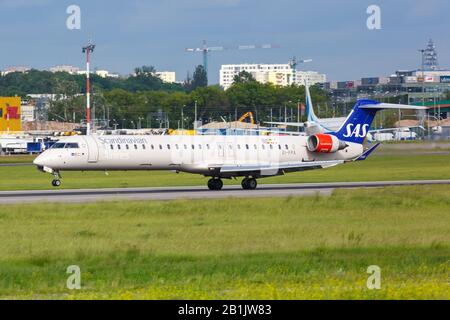 Warschau, Polen - 29. Mai 2019: Flugzeug SAS Scandinavier Airlines Bombardier CRJ-900 auf dem Warschauer Flughafen (WAW) in Polen. Stockfoto