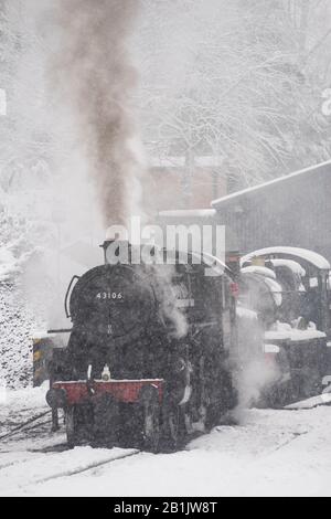 Eine Dampflokomotive der Severn Valley Railway in Heavy Snow, Bridgnorth, Großbritannien Stockfoto